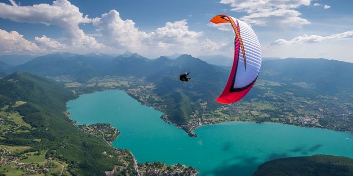 Faites-vous plaisir avec un stage de parapente à Annecy